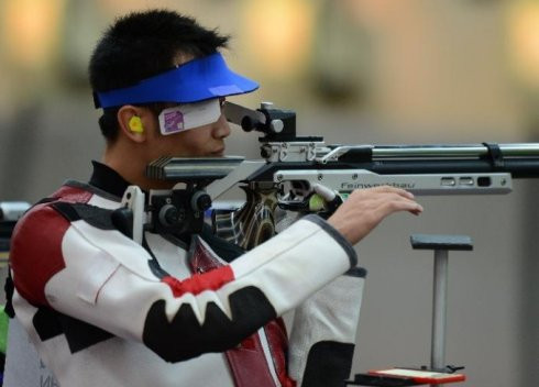 Các xạ thủ TQ thất bại nặng nề. Đội tuyển bắn súng TQ qua các kỳ Olympic từng làm người dân nước này mừng vui khôn xiết tại Olympic Bắc Kinh 2008 với 5 HCV, thế nhưng tại London 2012, đội bắn súng TQ đã thất bại khi chỉ giành 2 HCV. Những xạ thủ như Đỗ Lệ, Châu Khởi Nam…thậm chí còn không đạt HC nào, tuy biết ở hạng mục bắn súng còn có tính chất ngẫu nhiên và nặng về tâm lý, thế nhưng trình độ tụt hạng đã thực sự là một vấn đề. Các xạ thủ TQ thất bại nặng nề. Đội tuyển bắn súng TQ qua các kỳ Olympic từng làm người dân nước này mừng vui khôn xiết tại Olympic Bắc Kinh 2008 với 5 HCV, thế nhưng tại London 2012, đội bắn súng TQ đã thất bại khi chỉ giành 2 HCV. Những xạ thủ như Đỗ Lệ, Châu Khởi Nam…thậm chí còn không đạt HC nào, tuy biết ở hạng mục bắn súng còn có tính chất ngẫu nhiên và nặng về tâm lý, thế nhưng trình độ tụt hạng đã thực sự là một vấn đề.