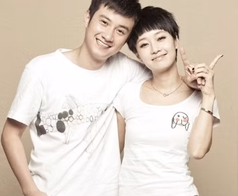 Nam diễn viên Văn Chương. Khi phỏng vấn với các phóng viên, bà xã anh là nữ diễn viên Mã Y Lợi đã tiết lộ chuyện đời tư gia đình cũng như cách giáo dục con gái sau khi trưởng thành. Bên cạnh đó, người đẹp còn nói nhỏ về ông xã Văn Chương: “Anh ấy là một người khá sợ vợ, nhưng đúng là trên thực tế đàn ông đều sợ vợ cả, chỉ có điều không dám nói ra”.