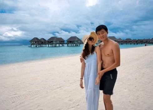 Cặp đôi Chung Đại Vy và Quan Duyệt đã kết hôn từ năm 2011 và hiện hai người đã có một cô công chúa. Trong việc quản lý kinh tế gia đình, Chung Đại Vy đều giao hết cho bà xã, anh thường nói đùa “tôi yêu những lúc bà xã cứ vô cớ nổi đóa với tôi”.