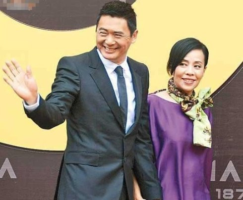Châu Nhuận Phát- Nam tài tử này từng có lúc thừa nhận, trong gia đình anh như một thái giám chốn hậu cung, còn bà xã Trần Hội Liên mới chính là Hoàng hậu, tất cả mọi việc đều nhất nhất nghe theo mệnh lệnh của Hoàng hậu. Xét về ngoại hình cũng như tướng mạo thì Trần Hội Liên là một người phụ nữ khá bình thường, nhưng cô đã khuất phục được một trang nam nhi tuấn kiệt như nam tài tử Châu Nhuận Phát, một tay nắm giữ tay hòm chìa khóa kinh tế của gia đình cũng như nhận được sự tôn sùng của ông xã. Châu Nhuận Phát- Nam tài tử này từng có lúc thừa nhận, trong gia đình anh như một thái giám chốn hậu cung, còn bà xã Trần Hội Liên mới chính là Hoàng hậu, tất cả mọi việc đều nhất nhất nghe theo mệnh lệnh của Hoàng hậu. Xét về ngoại hình cũng như tướng mạo thì Trần Hội Liên là một người phụ nữ khá bình thường, nhưng cô đã khuất phục được một trang nam nhi tuấn kiệt như nam tài tử Châu Nhuận Phát, một tay nắm giữ tay hòm chìa khóa kinh tế của gia đình cũng như nhận được sự tôn sùng của ông xã.