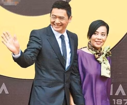 Châu Nhuận Phát- Nam tài tử này từng có lúc thừa nhận, trong gia đình anh như một thái giám chốn hậu cung, còn bà xã Trần Hội Liên mới chính là Hoàng hậu, tất cả mọi việc đều nhất nhất nghe theo mệnh lệnh của Hoàng hậu. Xét về ngoại hình cũng như tướng mạo thì Trần Hội Liên là một người phụ nữ khá bình thường, nhưng cô đã khuất phục được một trang nam nhi tuấn kiệt như nam tài tử Châu Nhuận Phát, một tay nắm giữ tay hòm chìa khóa kinh tế của gia đình cũng như nhận được sự tôn sùng của ông xã.