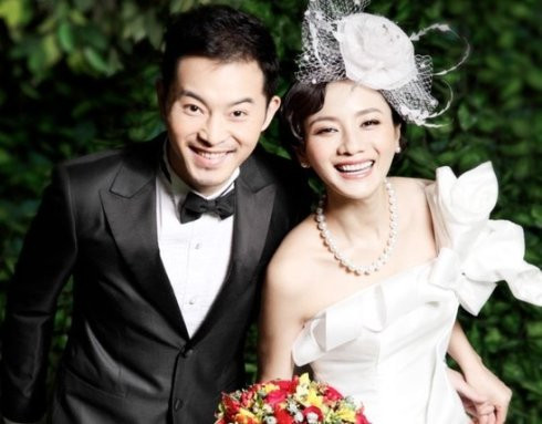 Trong một bài phỏng vấn nói về những bộ phim từng đóng, nam diễn viên Sa Ích cũng “tám” về chuyện đời tư gia đình. Anh từng thổ lộ, trong phim bản thân anh từng vào những vai điều tra tội phạm, chống lại cái ác, những vai diễn với tạo hình nhân vật khó, đôi khi có thể ảnh hưởng đến tâm lý của con người thật ngoài đời. Sau mỗi lần nhập vai diễn, Sa Ích thường cảm thấy tâm lý rất khó chịu và dễ nổi nóng, phát hỏa. Thế nhưng mỗi khi về nhà thì có hỏa... cũng không dám phát nữa. Trong một bài phỏng vấn nói về những bộ phim từng đóng, nam diễn viên Sa Ích cũng “tám” về chuyện đời tư gia đình. Anh từng thổ lộ, trong phim bản thân anh từng vào những vai điều tra tội phạm, chống lại cái ác, những vai diễn với tạo hình nhân vật khó, đôi khi có thể ảnh hưởng đến tâm lý của con người thật ngoài đời. Sau mỗi lần nhập vai diễn, Sa Ích thường cảm thấy tâm lý rất khó chịu và dễ nổi nóng, phát hỏa. Thế nhưng mỗi khi về nhà thì có hỏa... cũng không dám phát nữa.