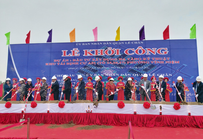 Các đại biểu tiến hành nghi thức khởi công, động thổ dự án (Ảnh: Lã Tiến) Các đại biểu tiến hành nghi thức khởi công, động thổ dự án (Ảnh: Lã Tiến)