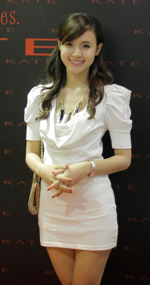 Vẻ đẹp của cô vô cùng hiền dịu. Nếu so sánh về sự nổi bật so với Angela Phương Trinh, Mi Du có phần lép vế hơn tí tẹo. Xem thêm: Khi Mẹ Sao là "hồng nhan" khiến con gái cũng phải ghen tỵ