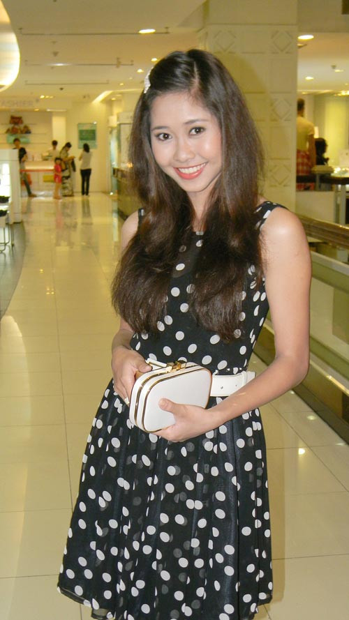 Cô cho thấy sự trẻ trung, tươi tắn và cực kỳ thời trang. Xem thêm: Khi Mẹ Sao là "hồng nhan" khiến con gái cũng phải ghen tỵ