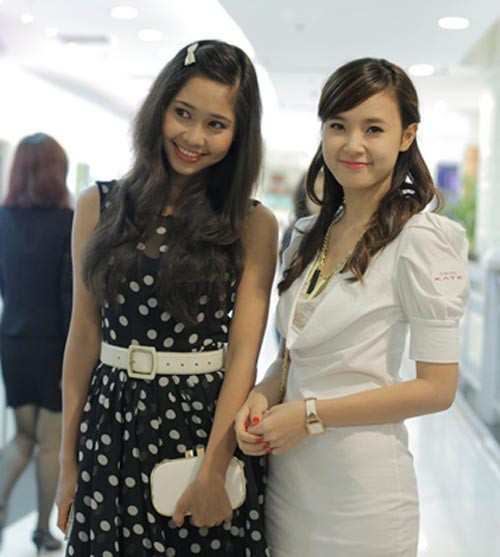 Tường Vy làm điệu với váy chấm bi. Xem thêm: Khi Mẹ Sao là "hồng nhan" khiến con gái cũng phải ghen tỵ