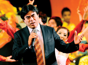 Chiếc khăn rơi qua tiếng hát NSND Trung Đức. Chiếc khăn rơi qua tiếng hát NSND Trung Đức.