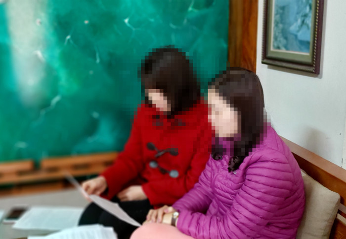 Các giáo viên Trường Tiểu học Nguyễn Trãi (Hải Dương) kiến nghị về các tiêu chí xét điều chuyển giáo viên (Ảnh: Lã Tiến)