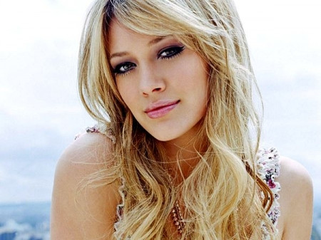 Hilary Duff rất yêu thích mái tóc vàng của mình, vì vậy cô nàng rất hiếm khi thay đổi màu tóc. Hilary thường chuộng kiểu tóc xoăn gợn sóng nhẹ nhàng, hoặc tóc tỉa nghịch ngợm. (Ảnh: Myworldvn) Hilary Duff rất yêu thích mái tóc vàng của mình, vì vậy cô nàng rất hiếm khi thay đổi màu tóc. Hilary thường chuộng kiểu tóc xoăn gợn sóng nhẹ nhàng, hoặc tóc tỉa nghịch ngợm. (Ảnh: Myworldvn)