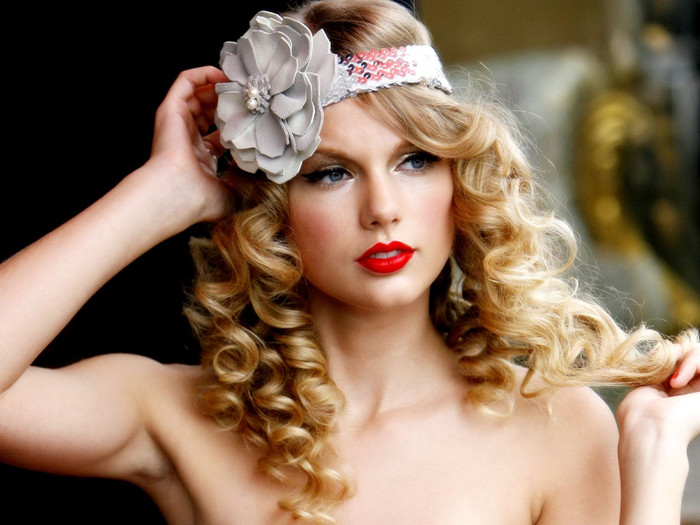 Taylor Swift khiến cả thế giới âm nhạc phải chao đảo vì giọng ca ngọt ngào đã đành, cô nàng còn khiến làng thời trang tóc phải ngả nghiêng theo. Mái tóc vàng sậm, xoăn lọn bồng bềnh đẹp tuyệt trần của Taylor là niềm mơ ước của hàng triệu thiếu nữ trên thế giới. (Ảnh: Blogspot) Taylor Swift khiến cả thế giới âm nhạc phải chao đảo vì giọng ca ngọt ngào đã đành, cô nàng còn khiến làng thời trang tóc phải ngả nghiêng theo. Mái tóc vàng sậm, xoăn lọn bồng bềnh đẹp tuyệt trần của Taylor là niềm mơ ước của hàng triệu thiếu nữ trên thế giới. (Ảnh: Blogspot)