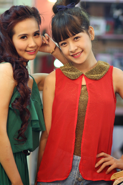 Tuy nhiên, với vẻ ngoài xinh xắn và phong cách ấn tượng như thế này, chẳng chóng thì chày, Chi Pu sẽ góp tên trong các dự án phim ảnh. (Ảnh: H.K) Xem thêm: Bộ sưu tập váy xinh chào hè 2012/ Thời trang sao Việt. Tuy nhiên, với vẻ ngoài xinh xắn và phong cách ấn tượng như thế này, chẳng chóng thì chày, Chi Pu sẽ góp tên trong các dự án phim ảnh. (Ảnh: H.K) Xem thêm: Bộ sưu tập váy xinh chào hè 2012/ Thời trang sao Việt.