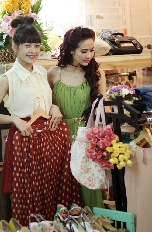 Cùng dạo shop với bạn gái thân - hot girl Chi Pu, cả hai khiến không ít người phải ngẩn ngơ ngắm nhìn. (Ảnh: H.K) Xem thêm: Bộ sưu tập váy xinh chào hè 2012/ Thời trang sao Việt. Cùng dạo shop với bạn gái thân - hot girl Chi Pu, cả hai khiến không ít người phải ngẩn ngơ ngắm nhìn. (Ảnh: H.K) Xem thêm: Bộ sưu tập váy xinh chào hè 2012/ Thời trang sao Việt.