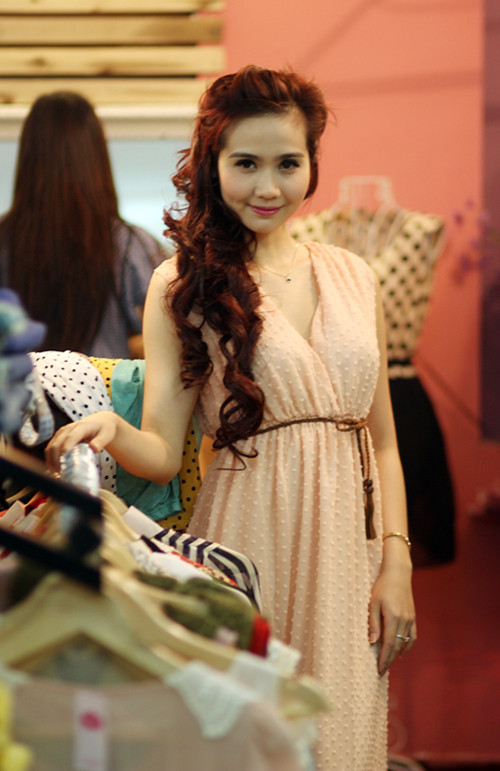 Huyền Lizzie xinh xắn với váy chấm bi màu hồng mơ. Đây cũng là phong cách thời trang cô nàng yêu thích nhất. (Ảnh: H.K) Xem thêm: Bộ sưu tập váy xinh chào hè 2012/ Thời trang sao Việt. Huyền Lizzie xinh xắn với váy chấm bi màu hồng mơ. Đây cũng là phong cách thời trang cô nàng yêu thích nhất. (Ảnh: H.K) Xem thêm: Bộ sưu tập váy xinh chào hè 2012/ Thời trang sao Việt.