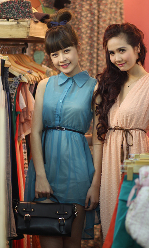 So với Huyền Lizze, Chi Pu sở hữu vẻ đẹp hoàn toàn khác: nhí nhảnh, trong sáng và cực kỳ đáng yêu. (Ảnh: H.K) Xem thêm: Bộ sưu tập váy xinh chào hè 2012/ Thời trang sao Việt. So với Huyền Lizze, Chi Pu sở hữu vẻ đẹp hoàn toàn khác: nhí nhảnh, trong sáng và cực kỳ đáng yêu. (Ảnh: H.K) Xem thêm: Bộ sưu tập váy xinh chào hè 2012/ Thời trang sao Việt.