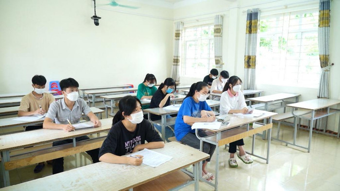 Học sinh Trường Trung học phổ thông Ba Chẽ làm thủ tục dự thi (Ảnh: CTV)