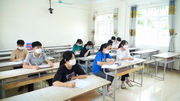 Học sinh Trường Trung học phổ thông Ba Chẽ làm thủ tục dự thi (Ảnh: CTV)
