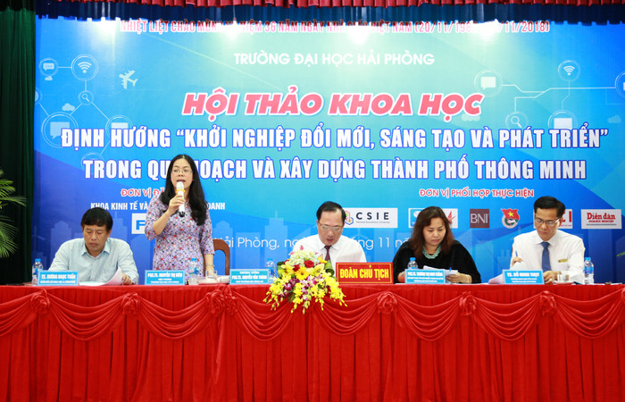 Hội thảo bàn về vấn đề khởi nghiệp đổi mới, sáng tạo và phát triển trong quy hoạch và xây dựng thành phố thông minh. (Ảnh: Lã Tiến) Hội thảo bàn về vấn đề khởi nghiệp đổi mới, sáng tạo và phát triển trong quy hoạch và xây dựng thành phố thông minh. (Ảnh: Lã Tiến)
