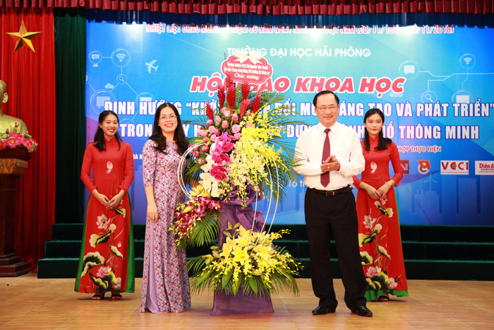 Thượng tướng Nguyễn Văn Thành, Thứ trưởng Bộ Công an tặng hoa chúc mừng thầy và trò Trường đại học Hải Phòng nhân Ngày hiến chương các nhà giáo. (Ảnh: Lã Tiến) Thượng tướng Nguyễn Văn Thành, Thứ trưởng Bộ Công an tặng hoa chúc mừng thầy và trò Trường đại học Hải Phòng nhân Ngày hiến chương các nhà giáo. (Ảnh: Lã Tiến)