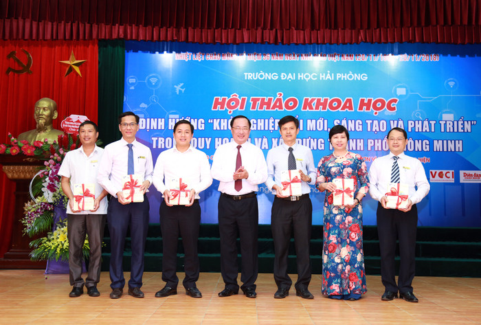 Thượng tướng Nguyễn Văn Thành, Thứ trưởng Bộ Công an trao sách phục vụ hoạt động đào tạo và nghiên cứu khoa học tặng các đại biểu tham gia hội thảo. (Ảnh: Lã Tiến) Thượng tướng Nguyễn Văn Thành, Thứ trưởng Bộ Công an trao sách phục vụ hoạt động đào tạo và nghiên cứu khoa học tặng các đại biểu tham gia hội thảo. (Ảnh: Lã Tiến)