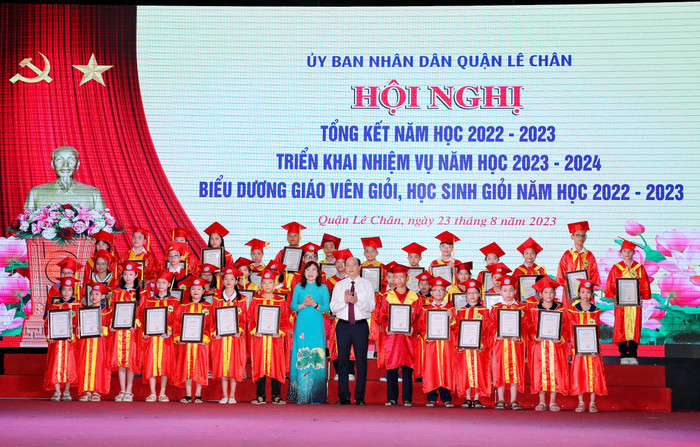 Biểu dương học sinh giỏi năm học 2022-2023 (Ảnh: LT) Biểu dương học sinh giỏi năm học 2022-2023 (Ảnh: LT)