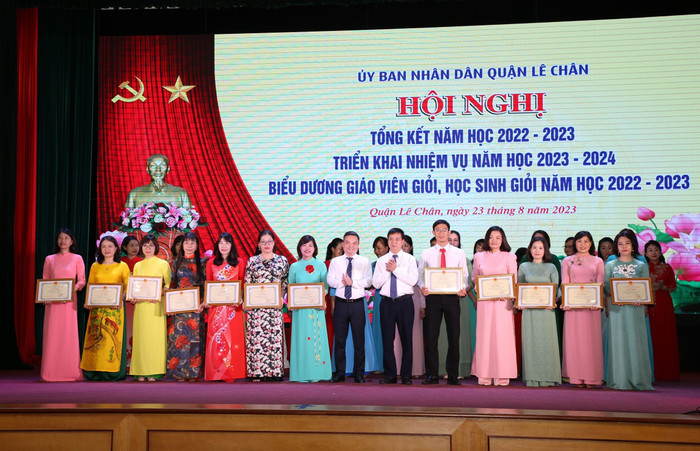 Các tập thể, cá nhân có thành tích xuất sắc được biểu dương, khen thưởng (Ảnh: LT) Các tập thể, cá nhân có thành tích xuất sắc được biểu dương, khen thưởng (Ảnh: LT)