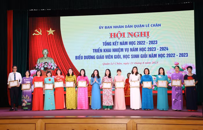 Lãnh đạo quận Lê Chân trao Bằng khen của Uỷ ban nhân dân thành phố cho 14 tập thể đạt danh hiệu “Tập thể lao động xuất sắc” (Ảnh: LT)