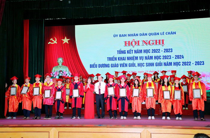 Biểu dương học sinh giỏi năm học 2022-2023 (Ảnh: LT) Biểu dương học sinh giỏi năm học 2022-2023 (Ảnh: LT)