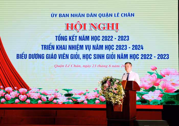 Ông Nguyễn Hoàng Linh – Chủ tịch Uỷ ban nhân dân quận Lê Chân giao nhiệm vụ cho ngành giáo dục và đào tạo quận trong năm học mới (Ảnh: LT)