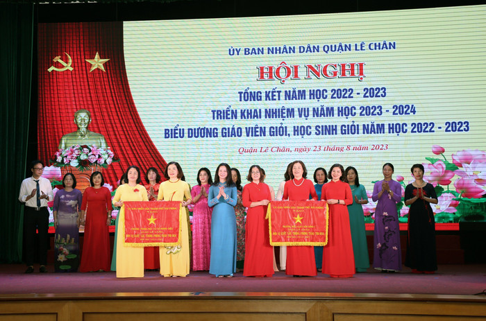 Lãnh đạo quận Lê Chân trao cờ thi đua của Uỷ ban nhân dân thành phố tặng 2 tập thể (Ảnh: LT) Lãnh đạo quận Lê Chân trao cờ thi đua của Uỷ ban nhân dân thành phố tặng 2 tập thể (Ảnh: LT)