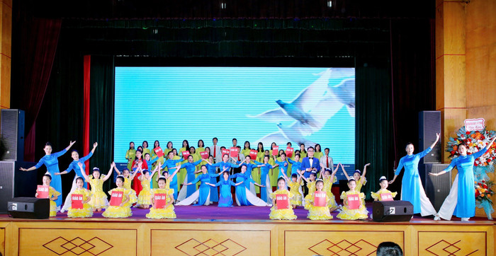 Các tiết mục văn nghệ đặc sắc tại hội nghị tổng kết năm học của ngành giáo dục và đào tạo quận Lê Chân (Ảnh: LT) Các tiết mục văn nghệ đặc sắc tại hội nghị tổng kết năm học của ngành giáo dục và đào tạo quận Lê Chân (Ảnh: LT)