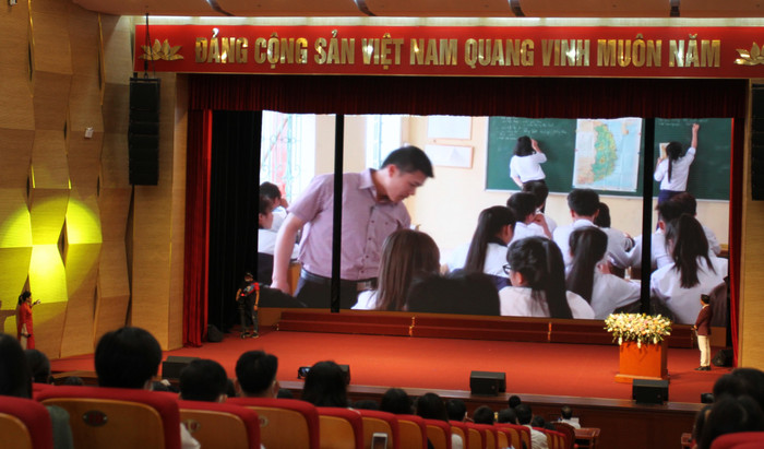 Cô Trần Thị Lệ Thu chia sẻ những câu chuyện, tấm gương thầy cô giáo dũng cảm thay đổi để mang lại hạnh phúc cho bản thân, cho học sinh (Ảnh: Lã Tiến) Cô Trần Thị Lệ Thu chia sẻ những câu chuyện, tấm gương thầy cô giáo dũng cảm thay đổi để mang lại hạnh phúc cho bản thân, cho học sinh (Ảnh: Lã Tiến)