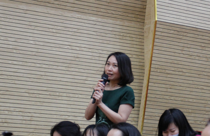 Hiệu trưởng trường Mầm non Sở Dầu đưa ra câu hỏi làm thế nào để xây dựng trường học hạnh phúc (Ảnh: Lã Tiến) Hiệu trưởng trường Mầm non Sở Dầu đưa ra câu hỏi làm thế nào để xây dựng trường học hạnh phúc (Ảnh: Lã Tiến)