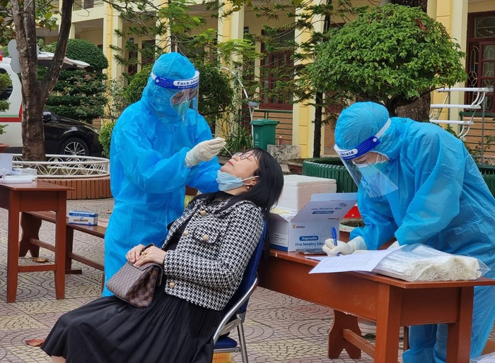 Từng trường nộp danh sách để lấy mẫu xét nghiệm Covid-19 gộp 10 (Ảnh: Phương Linh) Từng trường nộp danh sách để lấy mẫu xét nghiệm Covid-19 gộp 10 (Ảnh: Phương Linh)