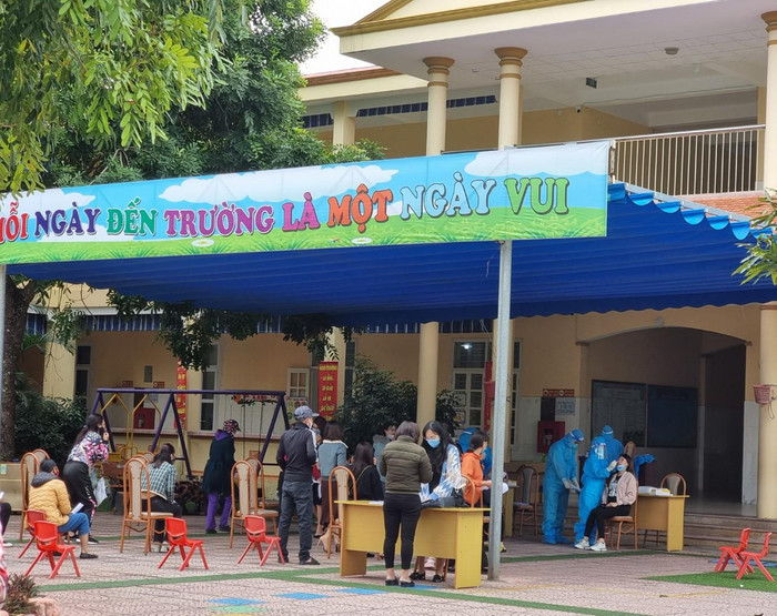 Điểm trường Mầm non Quán Trữ lấy mẫu xét nghiệm cho giáo viên khối mầm non (Ảnh: Phương Linh) Điểm trường Mầm non Quán Trữ lấy mẫu xét nghiệm cho giáo viên khối mầm non (Ảnh: Phương Linh)