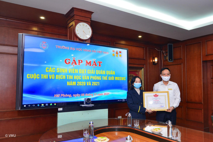 Hiệu trưởng Trường Đại học Hàng hải Việt Nam chúc mừng em Thái Bảo Ngọc đạt quán quân cuộc thi năm 2020 (Ảnh: CTV) Hiệu trưởng Trường Đại học Hàng hải Việt Nam chúc mừng em Thái Bảo Ngọc đạt quán quân cuộc thi năm 2020 (Ảnh: CTV)