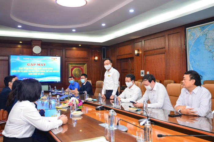 Phó giáo sư, Tiến sĩ Phạm Xuân Dương – Hiệu trưởng Trường Đại học Hàng Hải Việt Nam chúc mừng 2 sinh viên nhà trường đã xuất sắc đạt quán quân cuộc thi Tin học văn phòng thế giới cấp quốc gia (Ảnh: LT) Phó giáo sư, Tiến sĩ Phạm Xuân Dương – Hiệu trưởng Trường Đại học Hàng Hải Việt Nam chúc mừng 2 sinh viên nhà trường đã xuất sắc đạt quán quân cuộc thi Tin học văn phòng thế giới cấp quốc gia (Ảnh: LT)