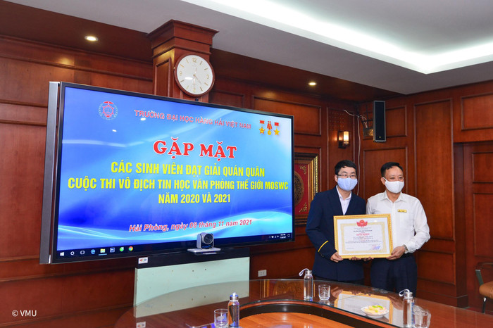 Phó giáo sư, Tiến sĩ Phạm Xuân Dương tặng giấy khen cho em Nguyễn Đức Phát (Ảnh: CTV) Phó giáo sư, Tiến sĩ Phạm Xuân Dương tặng giấy khen cho em Nguyễn Đức Phát (Ảnh: CTV)