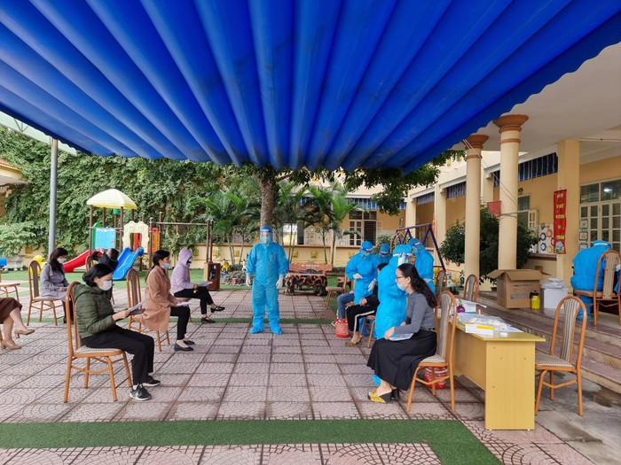Giáo viên xếp hàng giãn cách chờ xét nghiệm (Ảnh: Phương Linh) Giáo viên xếp hàng giãn cách chờ xét nghiệm (Ảnh: Phương Linh)