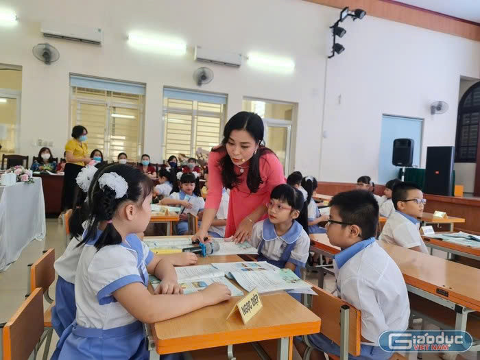 Việc chậm được thăng hạng chức danh nghề nghiệp dù đủ tiêu chuẩn sẽ ảnh hưởng trực tiếp đến chế độ lương của giáo viên. (Ảnh: Lã Tiến) hp-chi-giao-duc-4.jpg