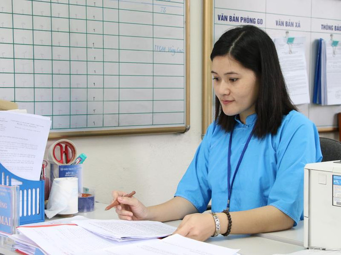 Cô giáo Lý Thị Mai nghiên cứu tài liệu về phương pháp học mới (Ảnh: Thùy Trang) Cô giáo Lý Thị Mai nghiên cứu tài liệu về phương pháp học mới (Ảnh: Thùy Trang)