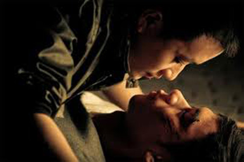 Bị một người đàn ông hàng xóm đưa vào đời bằng quan hệ đồng tính, 2 trai làng tuổi teen ôm mối hận trong lòng chờ ngày “báo thù”. (Ảnh minh họa, nguồn internet)