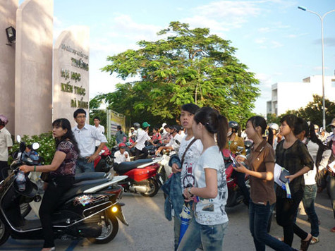 Dù đã bị đình chỉ tuyển sinh 2 ngành quản trị kinh doanh và kế toán nhưng Trường ĐH Kiến trúc Đà Nẵng vẫn thông báo tuyển sinh 2 ngành này trong kỳ tuyển sinh 2012. Ảnh: Bích Vân Dù đã bị đình chỉ tuyển sinh 2 ngành quản trị kinh doanh và kế toán nhưng Trường ĐH Kiến trúc Đà Nẵng vẫn thông báo tuyển sinh 2 ngành này trong kỳ tuyển sinh 2012. Ảnh: Bích Vân