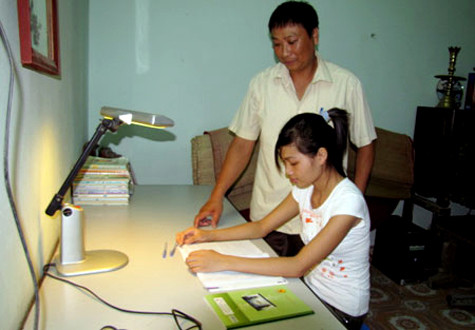 Học sinh khi ôn thi không nên học quá 2h sáng vì não cần nghỉ ngơi để đảm bảo minh mẫn. Ảnh: Hoàng Thùy. Học sinh khi ôn thi không nên học quá 2h sáng vì não cần nghỉ ngơi để đảm bảo minh mẫn. Ảnh: Hoàng Thùy.