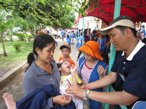 Tham gia chương trình thiện nguyện còn có khá đông các du khách người nước ngoài. Họ sẵn sàng chia sẻ nỗi đau và sự khó khăn với đồng bào nghèo nơi đây.