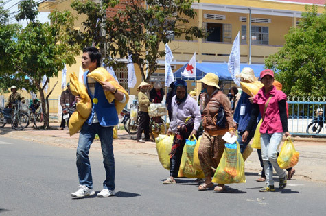 Ngoài việc được khám chữa bệnh và phát thước miễn phí, mỗi đồng bào nơi đây còn được trao tặng những phần quà bao gồm chăn màn, giường chiếu, gạo, nhu yếu phẩm…