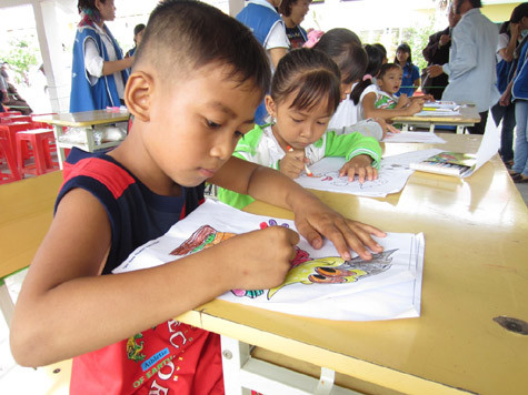 Một hợp phần quan trọng trong chương trình thiện nguyện của các bạn trẻ và Hội Từ thiện Minh Đức là dạy văn hóa cho trẻ em nghèo nơi đây. Các em nhỏ rất hào hững với việc học vẽ, học hát, tham gia các trò chơi…