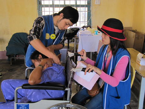 Tốt nghiệp Học viện Y dược học cổ truyền nhưng trong vài năm qua, Đỗ Mạnh Cường (bên trái) lại gắn mình với các hoạt động tình nguyện, dự án xã hội. Bạn bè không ít người nói anh “dở hơi”. Nhưng có lẽ chỉ có anh mới hiểu, bản thân đang sống vì điều gì.