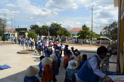 Hành trình thiện nguyện kéo dài gần 40g đồng hồ của các bạn thiện nguyện viên (là sinh viên các trường ĐH, CĐ trên địa bàn Hà Nội và TP. HCM) trải qua gần 40 tỉnh, thành. Ngay khi đặt chân tới mảnh đất được coi là xứ sở của chùa và thác-huyện Đức Trọng (tỉnh Lâm Đồng), các bạn trẻ đã bắt tay vào việc vẩn chuyển quà cáp, thuốc men, nhu yếu phẩm… vào trong kho.