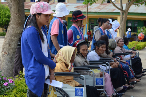 Trong chương trình thiện nguyện lần này, ban tổ chức cũng tiến hành trao tặng hàng chục chiếc xe lăn cho người khuyết tật tại các xã dân tộc miền núi.