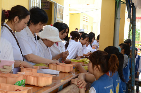 Tại quầy phát thuốc, những bóng áo xanh luôn túc trực để nhận đơn kê từ bác sỹ, trao tận tay người bệnh.